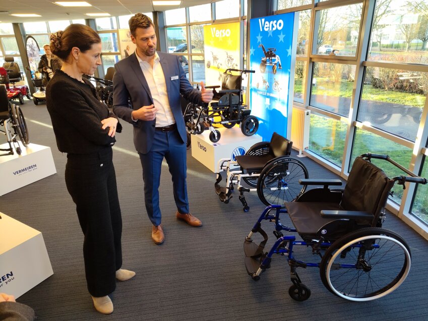 «Vos fauteuils s'adaptent à chaque personne selon son état de santé, mais aussi à la réforme pour être intégralement remboursés», a félicité Charlotte Parmentier-Lecocq, ministre déléguée chargée de l'Autonomie et des Personnes handicapées. © AletheiaPress/A. Stoerkler