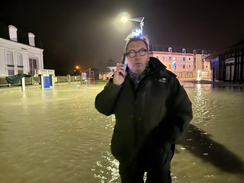Le maire Jean-Paul Lecomte, ici dans la nuit de la tempête du 8 au 9 janvier (﻿©﻿ Facebook de Jean-Paul Lecomte)