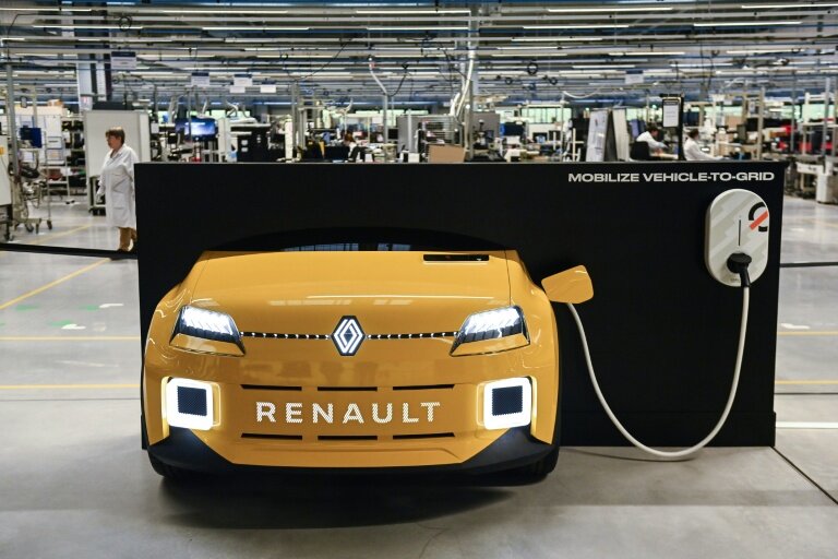 Les ventes de véhicules électriques neufs, un segment "sous perfusion des aides gouvernementales et soutenu par le verdissement des flottes", ont progressé de 12% en 2025 , relève AAA Data © Sebastien SALOM-GOMIS