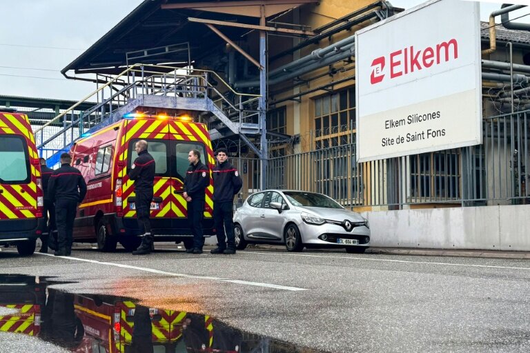 Les sapeurs-pompiers sur le site d' Elkem Silicones, après l'incendie de l'usine, le 22 décembre 2025 © Manon BILLING