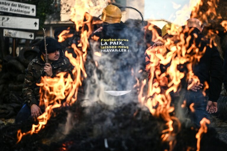 Des agriculteurs du syndicat CR47 (Coordination rurale 47) rassemblés à Agen, le 12 décembre 2025 dans le Lot-et-Garonne © Christophe ARCHAMBAULT