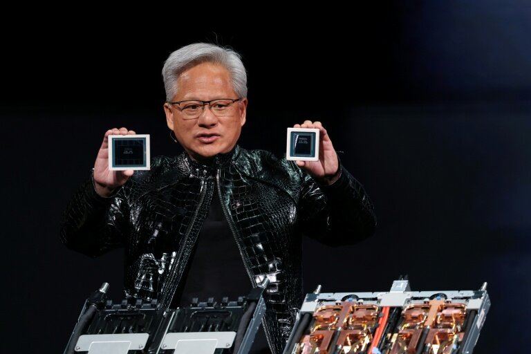 Le Pdg de Nvidia Jensen Huang présente les nouveaux processeurs Rubin et Vera produits par son entreprise le 5 janvier 2026 à Las Vegas © Patrick T. Fallon