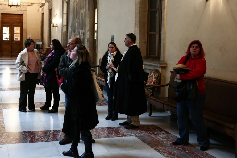 Des plaignants et leurs avocats dans la salle des pas perdus du tribunal d'Aix-en-Provence avant l'ouverture du procès de Cyril Zattara, le 5 janvier 2026 © Thibaud MORITZ