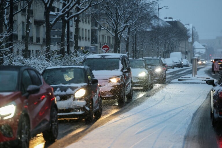 Des véhicules au ralenti dans Paris sous la neige, le 5 janvier 2026 © Ludovic MARIN