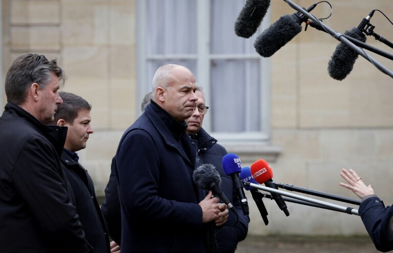 Le président de la FNSEA Arnaud Rousseau (C) s'adresse à la presse après une réunion avec le Premier ministre Sébastien Lecornu à l'Hôtel Matignon, à Paris, le 19 décembre 2025 © GEOFFROY VAN DER HASSELT