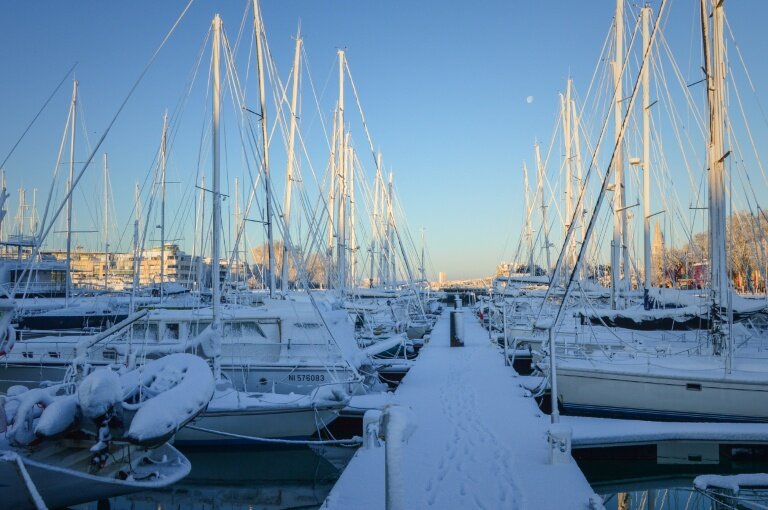 La neige recouvre les bateaux à quai au port de La Rochelle le 6 janvier 2026 © Amelia BLANCHOT