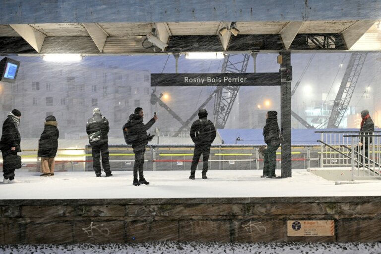 Des personnes attendent leur RER à la station "Rosny Bois Perrier", le 7 janvier 2026 à Paris © Bertrand GUAY
