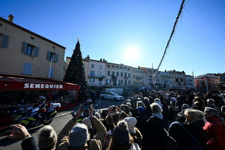 Le corbillard transportant le cercueil de Brigitte Bardot passe sur le port de Saint-Tropez, dans le Var, où se sont rassemblées un millier de personnes, le 7 janvier 2026 © Miguel MEDINA