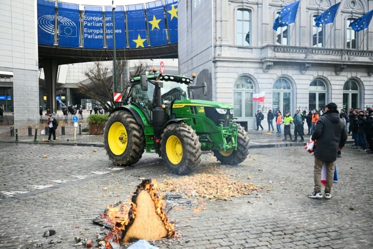 Un tracteur est stationné devant le Parlement européen, le 18 décembre 2025 à Bruxelles © NICOLAS TUCAT