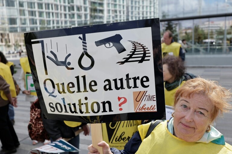 Manifestation de soutien à 12 militants du suicide assisté à l'ouverture de leur procès, le 15 septembre 2025 à Paris © STEPHANE DE SAKUTIN