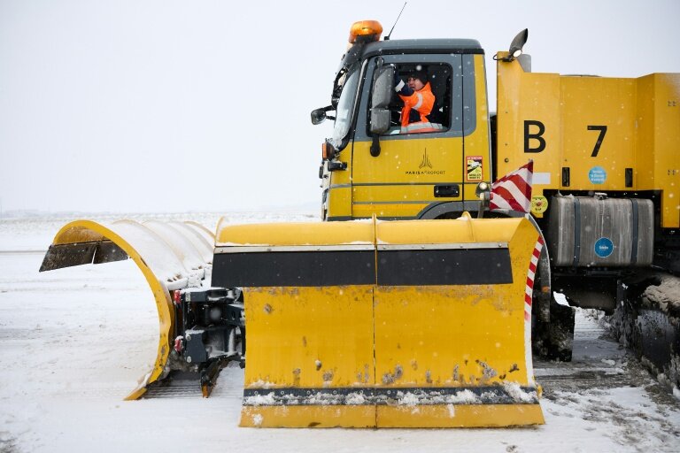 Opération de déneigement à l'aéroport Paris-Orly, le 7 janvier 2026 © Kiran RIDLEY