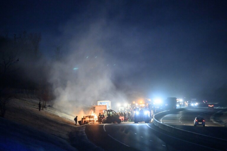 Des gendarmes bloquent un convoi d'agriculteurs près de Toulouse, le 7 janvier 2026 © Ed JONES