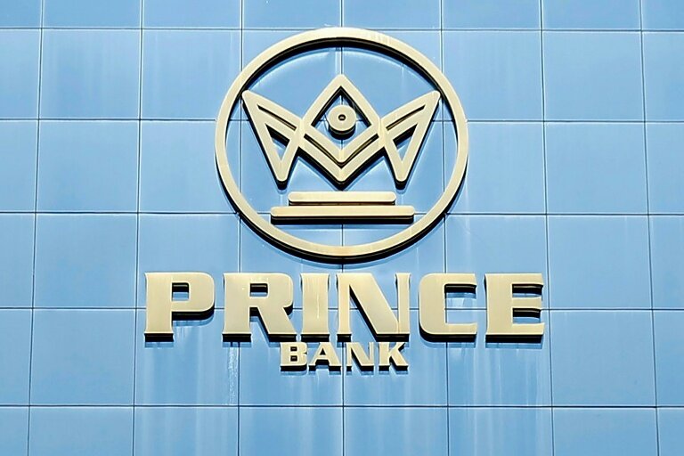 Le logo de la banque Prince sur une agence de Phnom Penh, le 8 janvier 2026 © STR