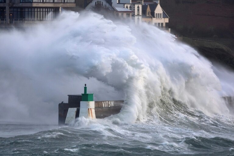 A l'approche de la tempête Goretti, une vague déferle sur le port du Conquet (Finistère) le 8 janvier 2026 © Fred TANNEAU