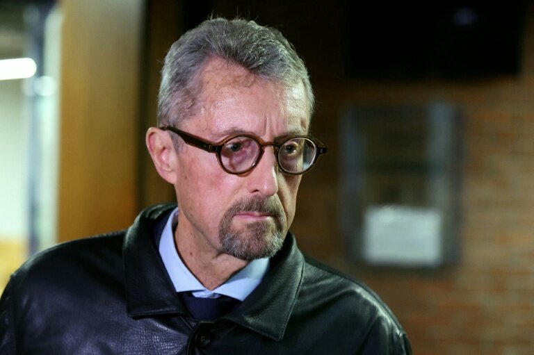 Bernard Bajolet, ancien directeur de la DGSE, arrive au tribunal de Bobigny pour l'ouverture de son procès, le 6 novembre 2025 © ALAIN JOCARD