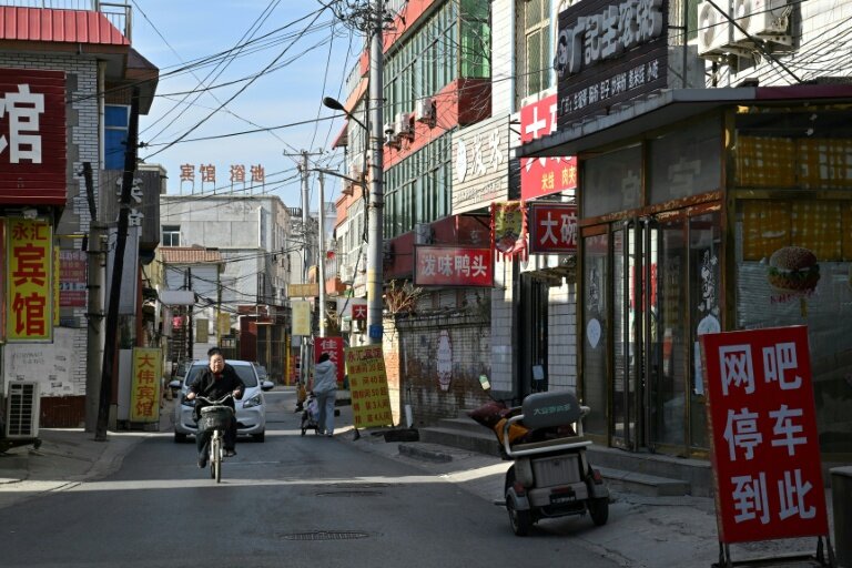 Une rue de la ville chinoise de Baoding, dans le district de Xushui à une centaine de kilomètres de Pékin, où les autorités ont ordonné  de remplacer les poêles à charbon par des systèmes électriques ou au gaz, le 7 janvier 2026 © Adek BERRY