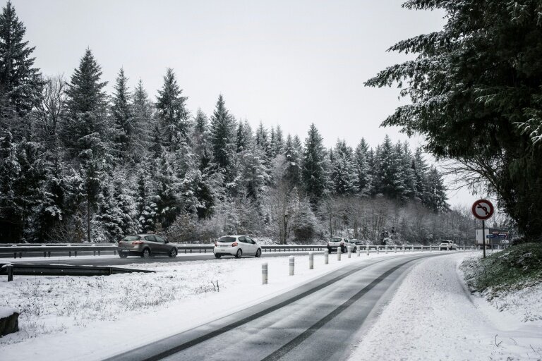 Des voitures sur l'autoroute A89 près de Thiers, dans le Puy-de-Dôme, le 10 janvier 2026 © JEFF PACHOUD