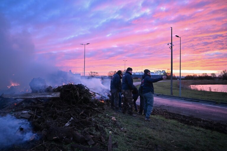 "Barrage filtrant" d'agriculteurs français à l'entrée du port du Havre, le 11 janvier 2026, afin de dénoncer l'accord de libre-échange entre l'UE et des pays du Mercosur © Lou BENOIST