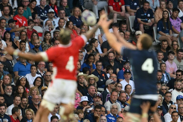Des spectateurs dans les tribunes du stade de Nice lors d'un match Ecosse-Tonga lors de la coupe du monde de rugby, le 24 septembre 2023 © NICOLAS TUCAT