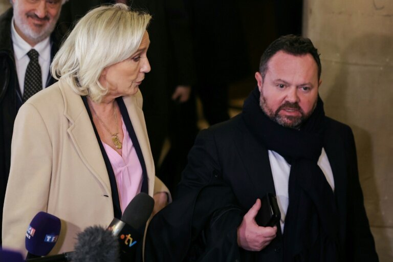 La présidente du Rassemblement national, Marine Le Pen, quitte la salle d’audience à l'issue de la première journée de son procès en appel à Paris © Thomas SAMSON