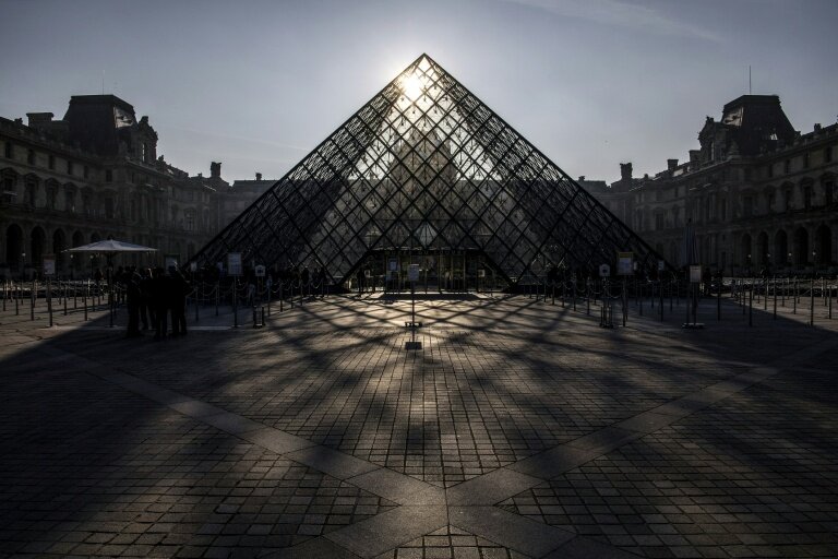 Le musée du Louvre et la pyramide conçue par l'architecte sino-américain Ieoh Ming Pei, le 22 mars 2019 à Paris © Christophe ARCHAMBAULT