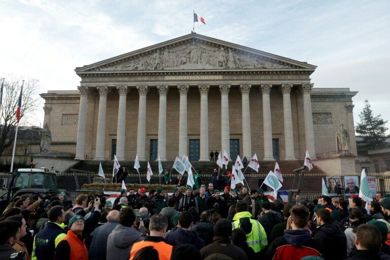 Des représentants de la FNSEA prennent la parole lors d'une manifestation d'agriculteursdevant l'Assemblée nationale, le 13 janvier 2026 à Paris © GEOFFROY VAN DER HASSELT