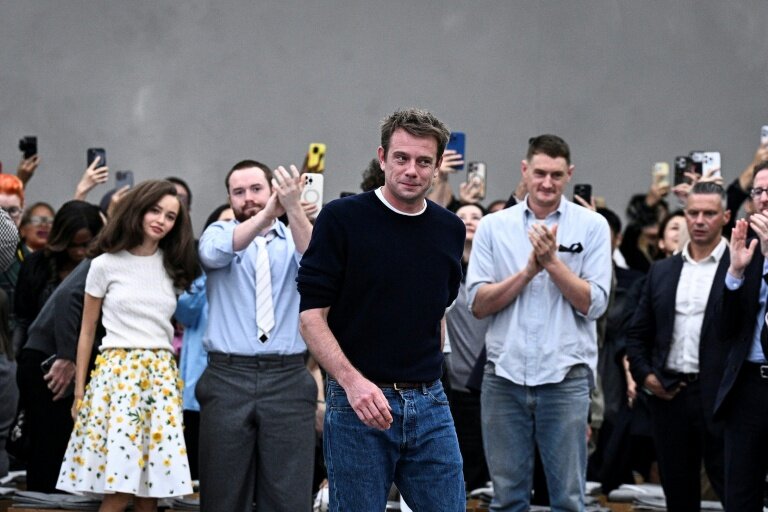 Le créateur de mode Jonathan Anderson salue le public à la fin du défilé Dior pour la collection Prêt-à-porter Femme Printemps-Été 2026, lors de la Fashion Week de Paris, le 1er octobre 2025 © JULIEN DE ROSA