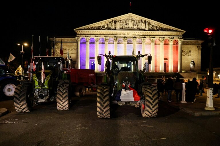 Des tracteurs devant l'Assemblée nationale lors d'une manifestation d'agriculteurs le 13 janvier 2026, à Paris © Ludovic MARIN