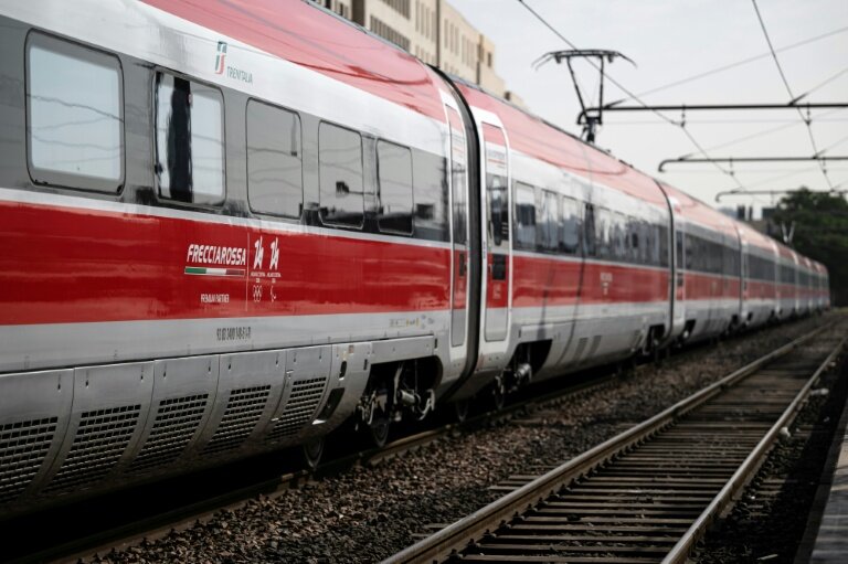 Un train à grande vitesse Frecciarossa de la compagnie ferroviaire italienne Trenitalia à son arrivée à la gare de Marseille, le 13 juin 2025. © Miguel MEDINA