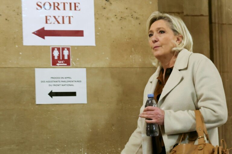 La présidente du groupe parlementaire du Rassemblement National (RN), Marine Le Pen, arrive à l'audience de son procès en appel pour soupçons de détournement de fonds publics européens, au palais de justice de Paris, le 15 janvier 2026 © Alain JOCARD