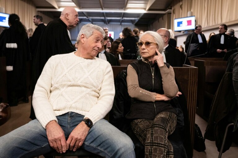 Jean Badache et son épouse Viviane, propriétaires de la société de gestion de patrimoine Apollonia, au tribunal correctionnel de Marseille, le 15 janvier 2026 © MIGUEL MEDINA