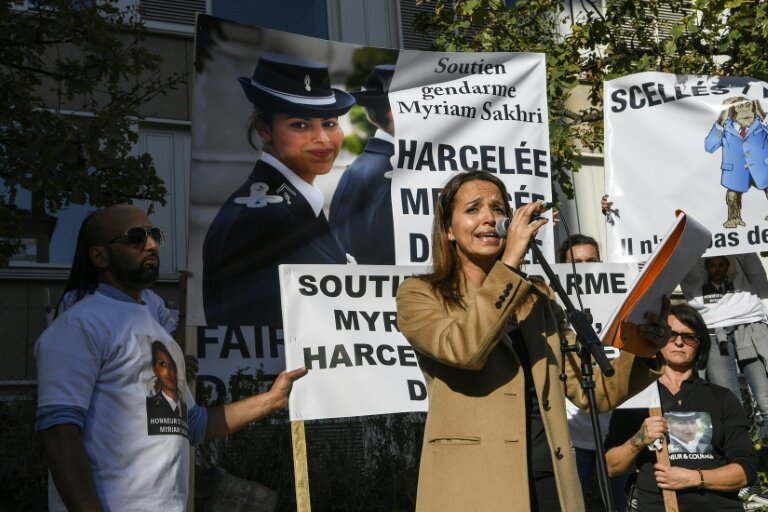 Hassina Sakhri (c), sœur de la gendarme Myriam Sakhri, retrouvée morte en 2011, lors d'une manifestation pour exiger une nouvelle enquête, le 24 octobre 2018 devant le palais de justice de Lyon © PHILIPPE DESMAZES