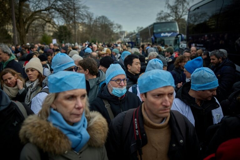Des médecins embarquent dans des bus à Paris, pour un exil symbolique à Bruxelles, dans le cadre d'un mouvement de protestation, le 11 janvier 2026 © Kiran RIDLEY