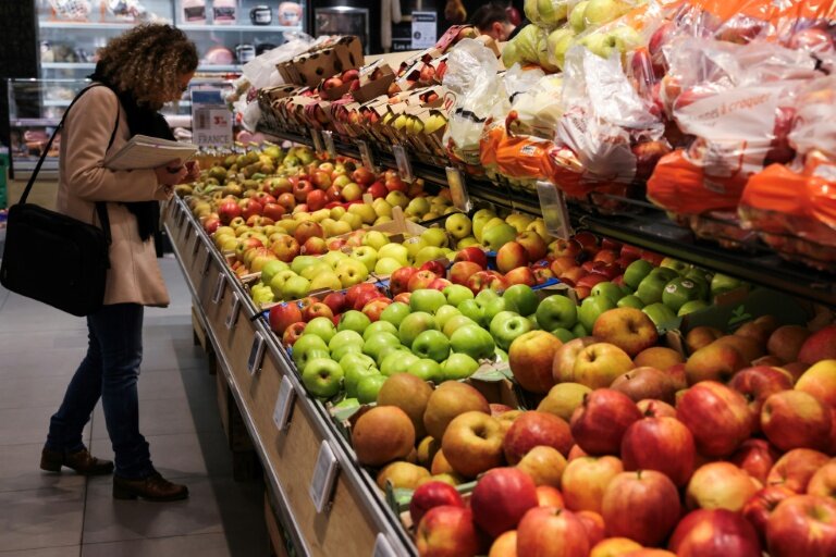 Une inspectrice de la Direction départementale de la protection des populations (DDPP) vérifie l'origine et l'étiquetage de fruits et légumes vendus dans un supermarché à La Madeleine (Nord), le 6 février 2024 © Denis CHARLET
