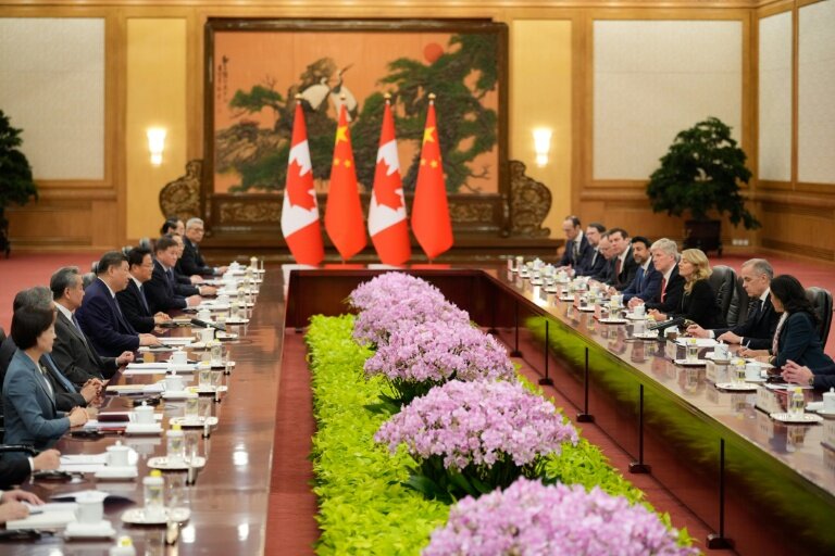 Le président chinois Xi Jinping (au centre à g.) et le Premier ministre canadien Mark Carney (2e à d.) participent à une réunion au Palais du peuple à Pékin, le 16 janvier 2026 © Vincent Thian