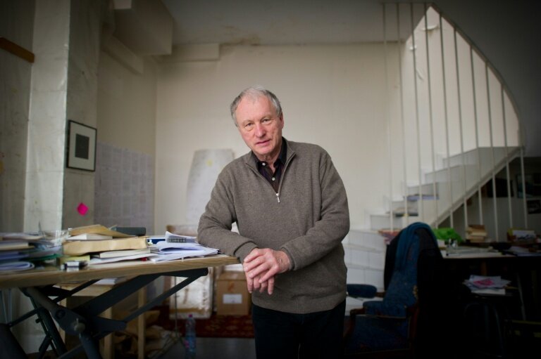 Le dramaturge, auteur et peintre franco-suisse Valère Novarina, le 7 janvier 2011 au théâtre de l'Odéon à Paris, où se jouait alors sa pièce "Le vrai sang" © MARTIN BUREAU