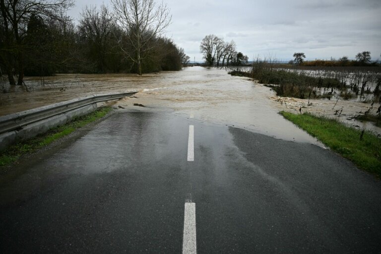 Une route inondée à Coursan, dans l'Aude, le 19 janvier 2026 © Lionel BONAVENTURE