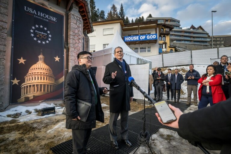 Le secrétaire américain au Trésor, Scott Bessent, devant la Maison des Etats-Unis lors d'une conférence de presse au Forum économique mondial à Davos, le 19 janvier 2026 en Suisse © Fabrice COFFRINI