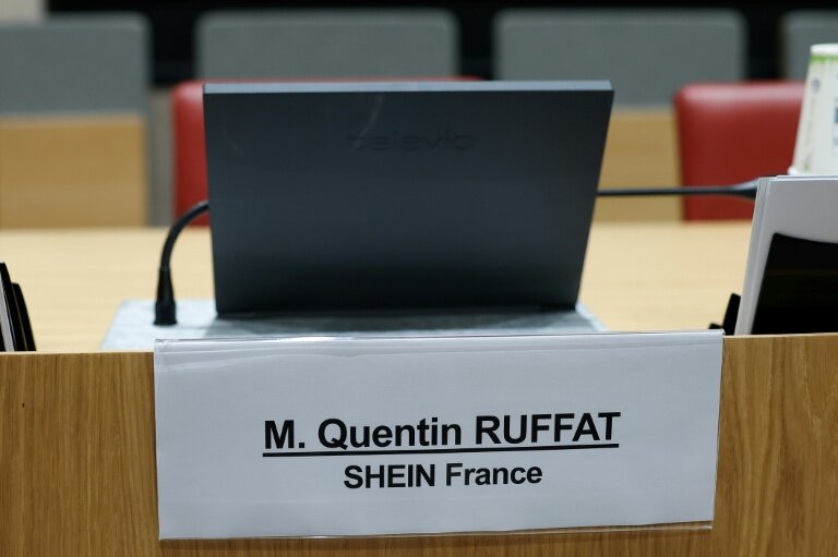 Le siège vide de Quentin Ruffat, porte-parole de Shein en France, avant l'audition de la commission parlementaire concernant le géant du commerce électronique Shein, à laquelle la société n'a pas assisté, le 2 décembre 2025 à l'Assemblée nationale, à Paris © Ian LANGSDON