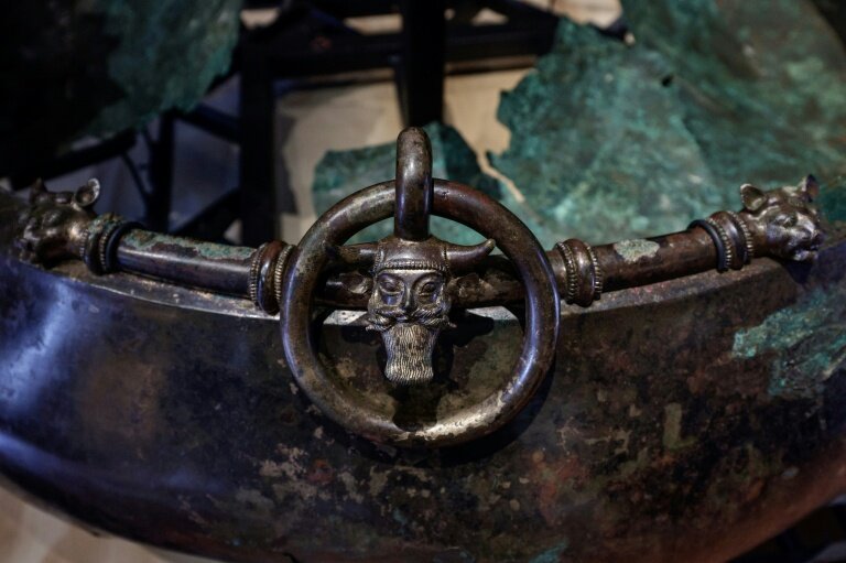 Un des objets retrouvés dans la tombe d'un prince celte à Lavau et présentés au musée d'art moderne de Troyes, le 22 janvier 2026 © STEPHANE DE SAKUTIN