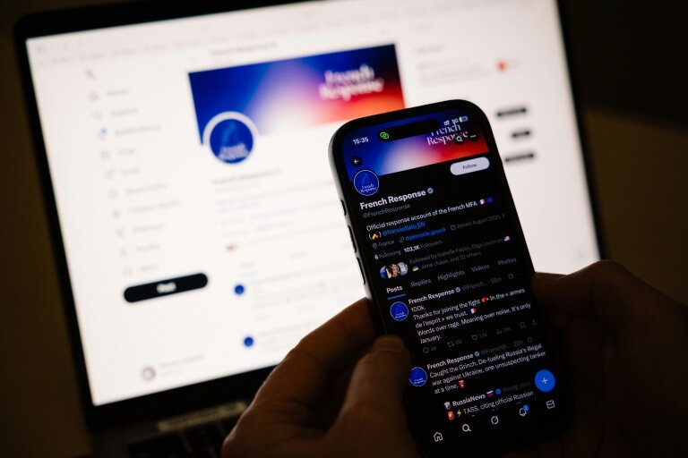 Ecran de téléphone portable affichant le compte X "French response" du ministère français des Affaires étrangères, le 23 janvier 2026 © Dimitar DILKOFF