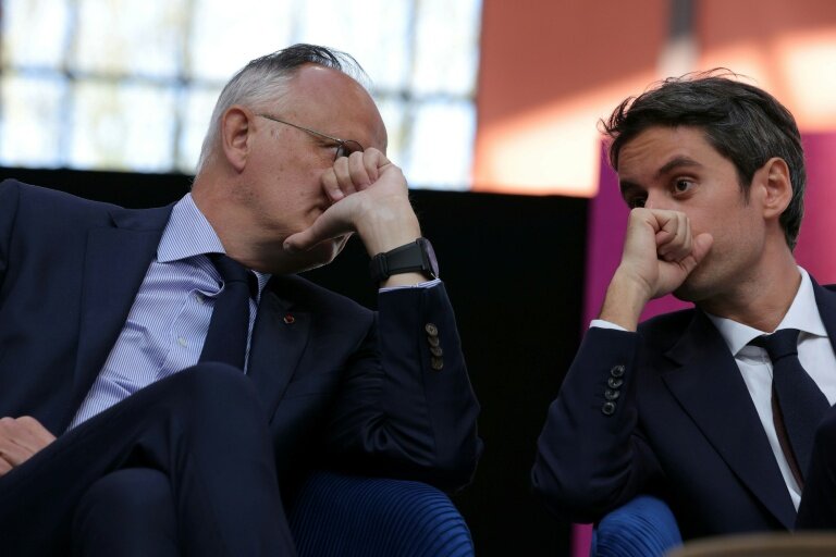 Les anciens Premiers ministres Edouard Philippe et Gabriel Attal lors d'un meeting du parti Renaissance, le 6 avril 2025 à Saint-Denis © Thomas SAMSON