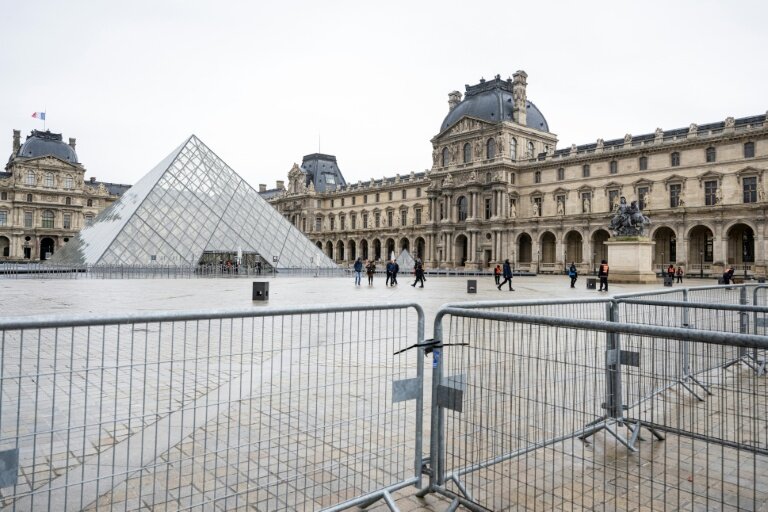 La place du Louvre et la pyramide du Louvre, réalisée par l'architecte Ieoh Ming Pei, à Paris le 12 janvier 2026 © Martin LELIEVRE