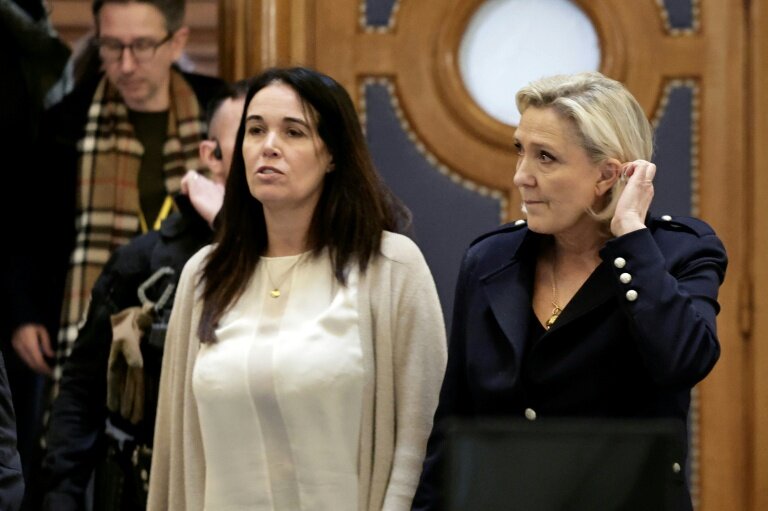 La présidente du groupe RN à l'Assemblée nationale Marine Le Pen, à droite et à sa gauche Catherine Griset, le 21 janvier 2026 au palais de justice de Paris © STEPHANE DE SAKUTIN