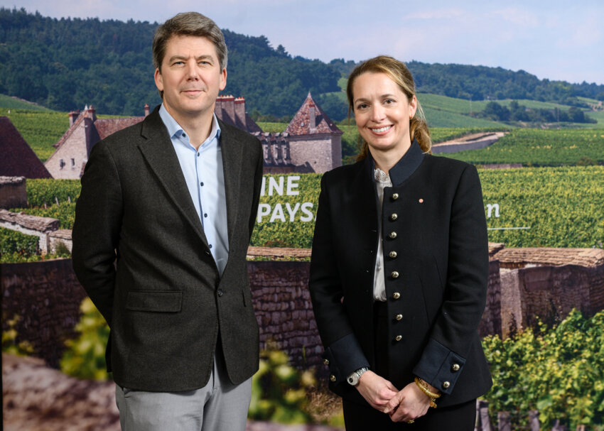 De gauche à droite: Cyprien Arlaud, président de l’Association des Climats du vignoble de Bourgogne, et Lauriane André, présidente déléguée. ©Climats de Bourgogne.