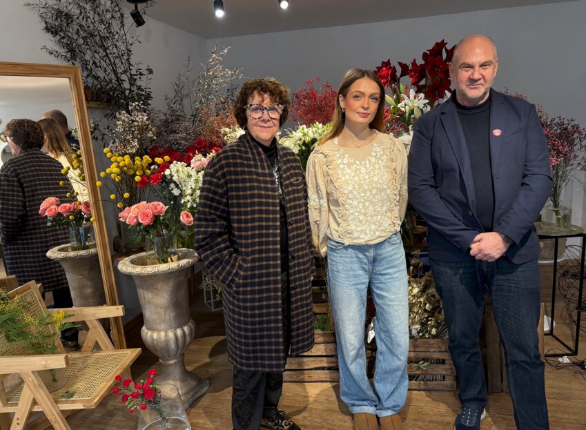© Alexandra MARQUET. Mélina Jamain entourée de Martine Joly et Philippe Tournois, au coeur de sa  boutique.