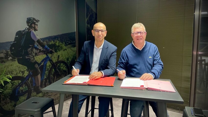 Rémy Jeannin, président de l'UIMM Côte-d'Or, aux côtés de Djellali Chaou, directeur territorial France Travail Côte d'Or ont renouvelé le partenariat entre leur entité afin de faciliter les recrutements dans l’industrie. © France Travail