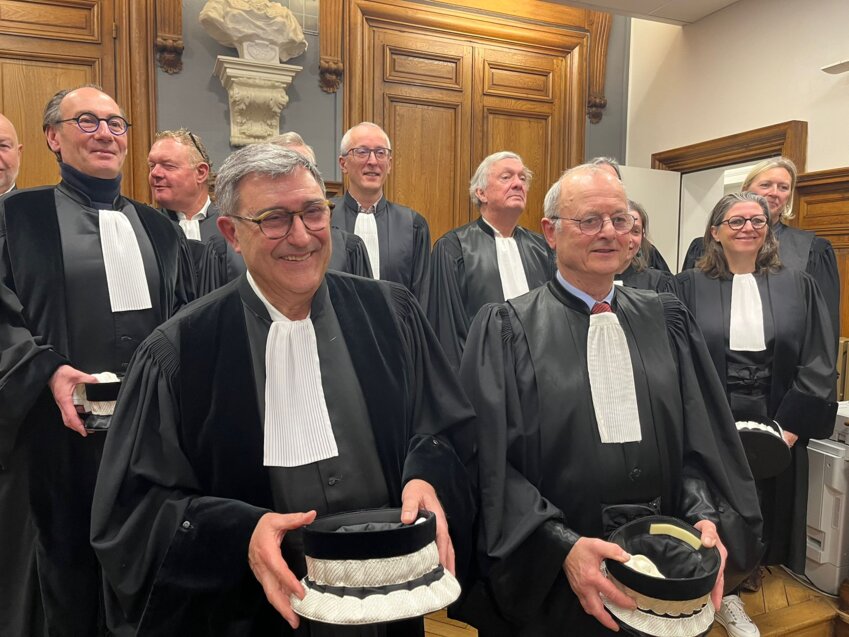 Pierre-Jean Corbi (à gauche au premier rang) aux côtés de son prédécesseur Jacques Flutre. © La Gazette Normandie