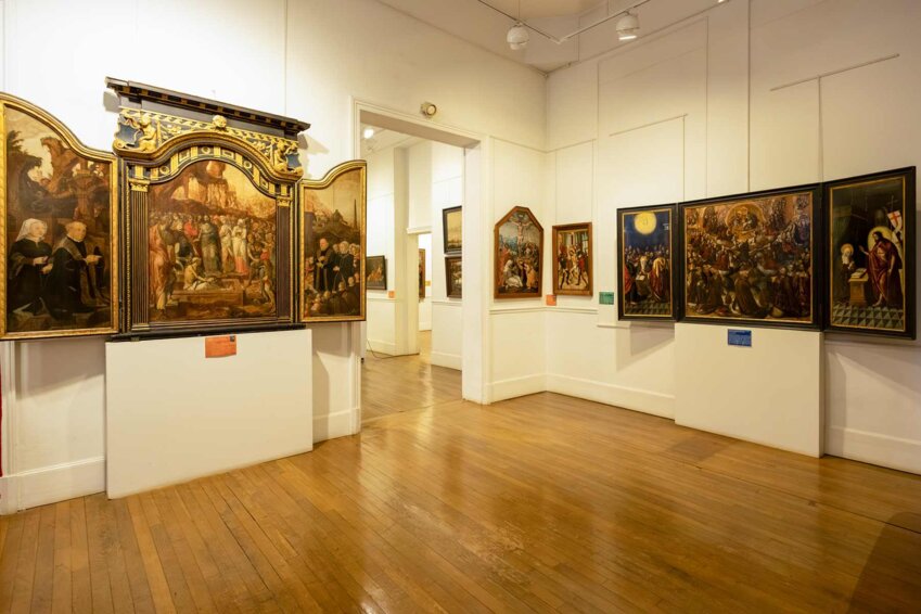 La première salle du musée Jeanne d'Aboville, présente des peintures religieuses et triptyques d'Europe du Nord. (c) Marie-Line Waroude
