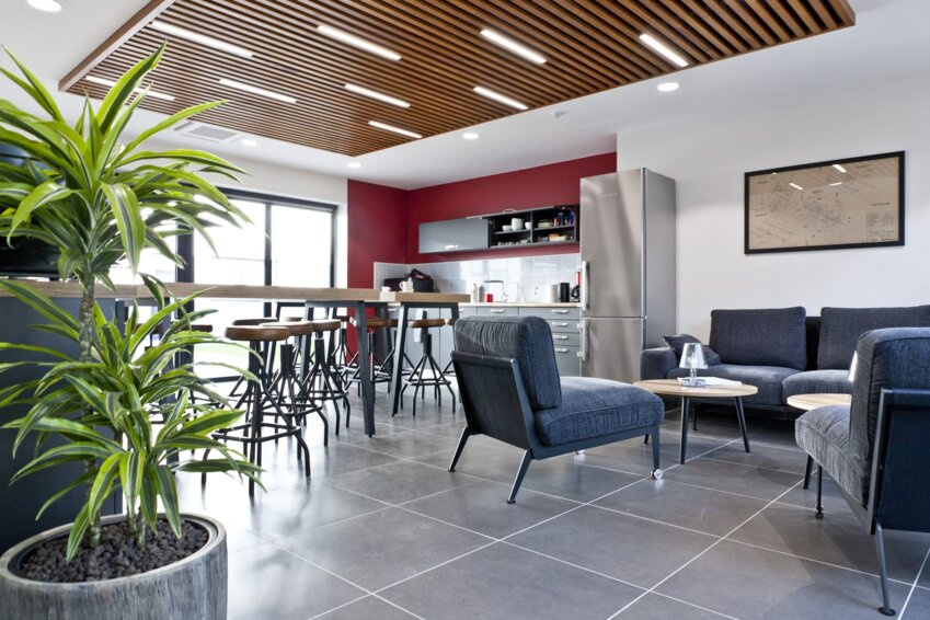 Le club-house du Hub prêt à accueillir les petits-déjeuners thématiques 2026. © Le Hub